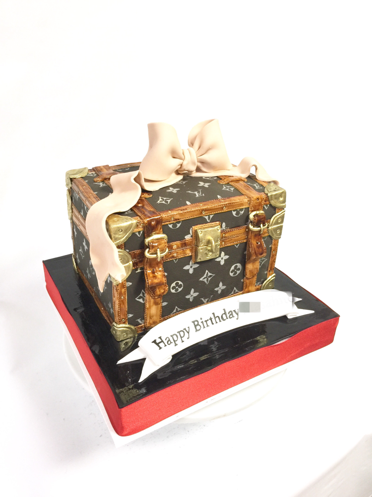 ビトン風トランクケーキ🍰 #ルイヴィトンケーキ #トランク #ボックスケーキ #ルイヴィトン風 #ファッション #鞄 #手書き #手作業 #ケーキ #誕生日ケーキ #louisvuittoncake #louisvuitton #fashion #suitcase #boxcake #handmade #handpainted #🇯🇵 #gateau #taarten #torta #cake #fashioncake