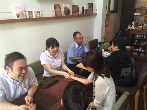 先日の「マクロビオティックカフェ なないろ」さんでのハンドケアの様子。