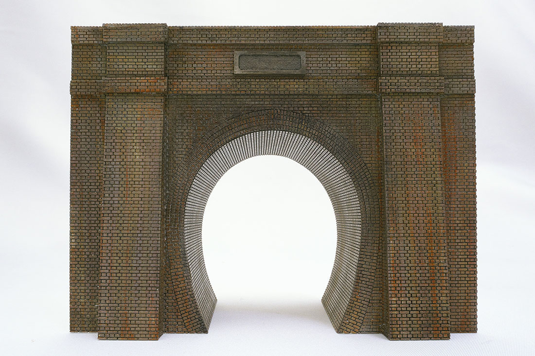 レンガ積みトンネルポータルです。凹凸のあるレンガなので塗装やウェザリングも思いのままです。