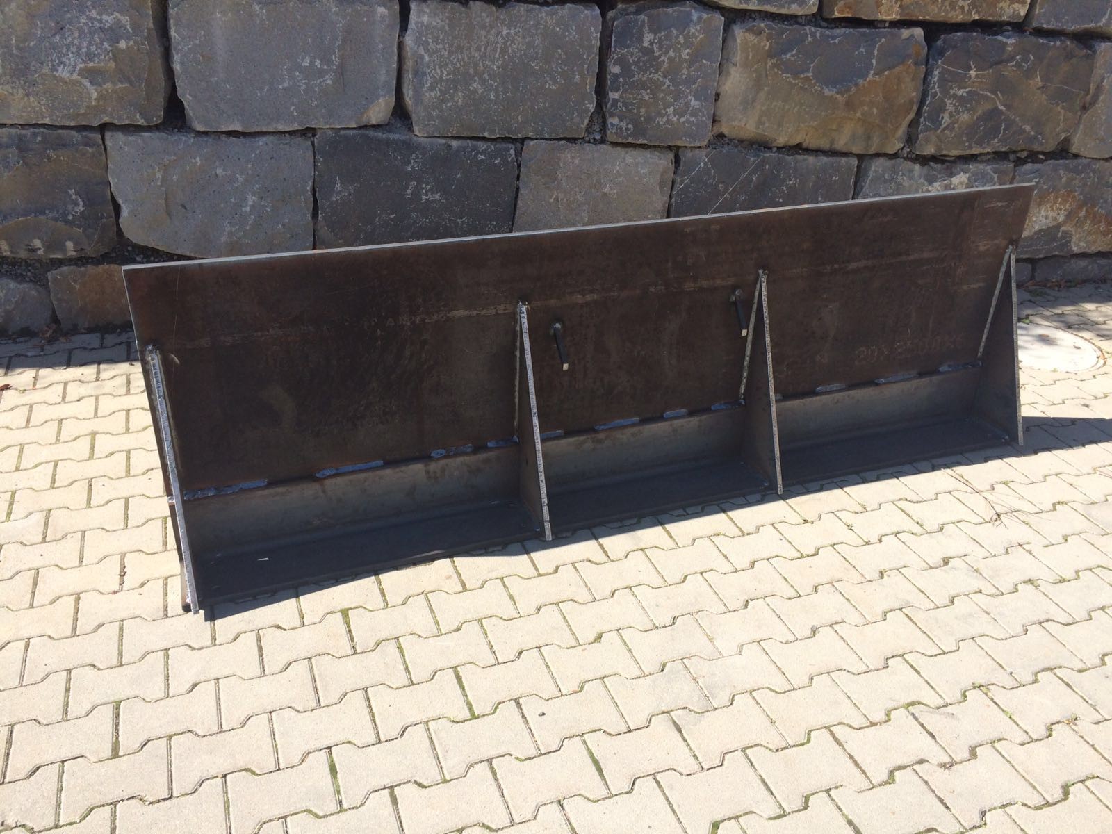 Stützmauer aus vier Elementen. Dimensionen: 80cm Hoch, 2cm Dick und über 10 Meter lang. 