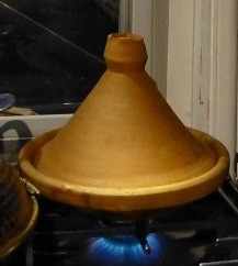 eine unlasierte Tajine, in der Funktion wie ein Römertopf
