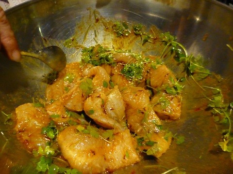 der Fisch in der Marinade