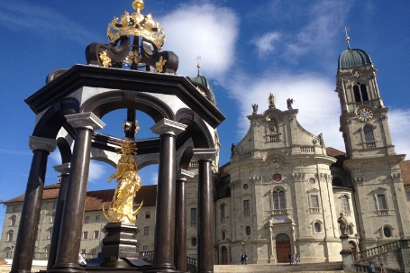 Der Vorplatz mit dem Frauenbrunnen