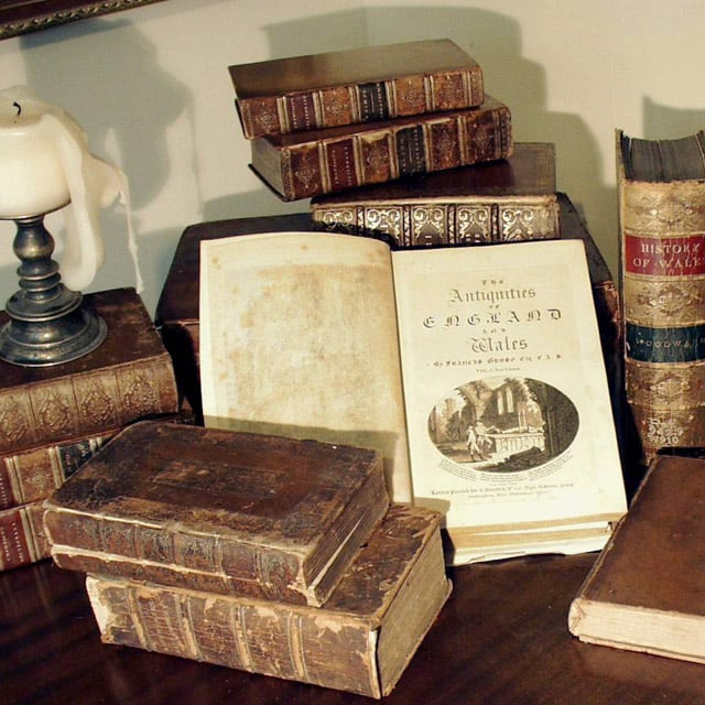 Alte Antike Bücher kaufen wir in Berlin, Potsdam an. 