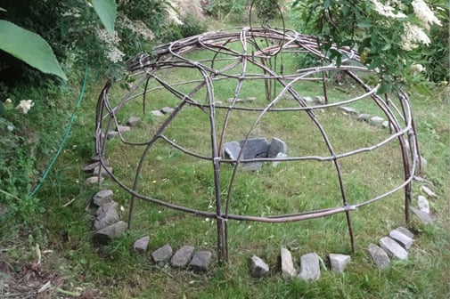 Schwitzhüttenplatz unbedeckter Schwitzhütte, Steinen und Feuerstelle