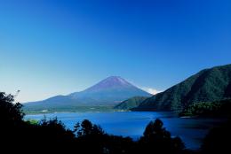 本栖湖（写真：やまなし観光推進機構）