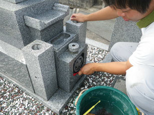 家紋部分はブラシで洗います。