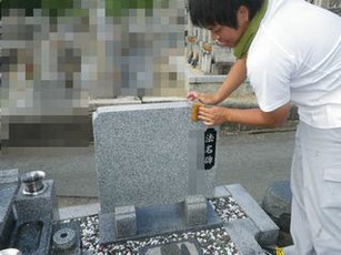 墓誌も点検洗浄します。
