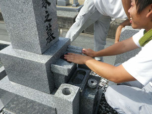 供物台を洗います。