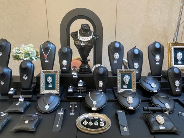 カメオのジュエリー。アイテムはブローチだけではなく、リングやペンダント、ピアスなど様々です。