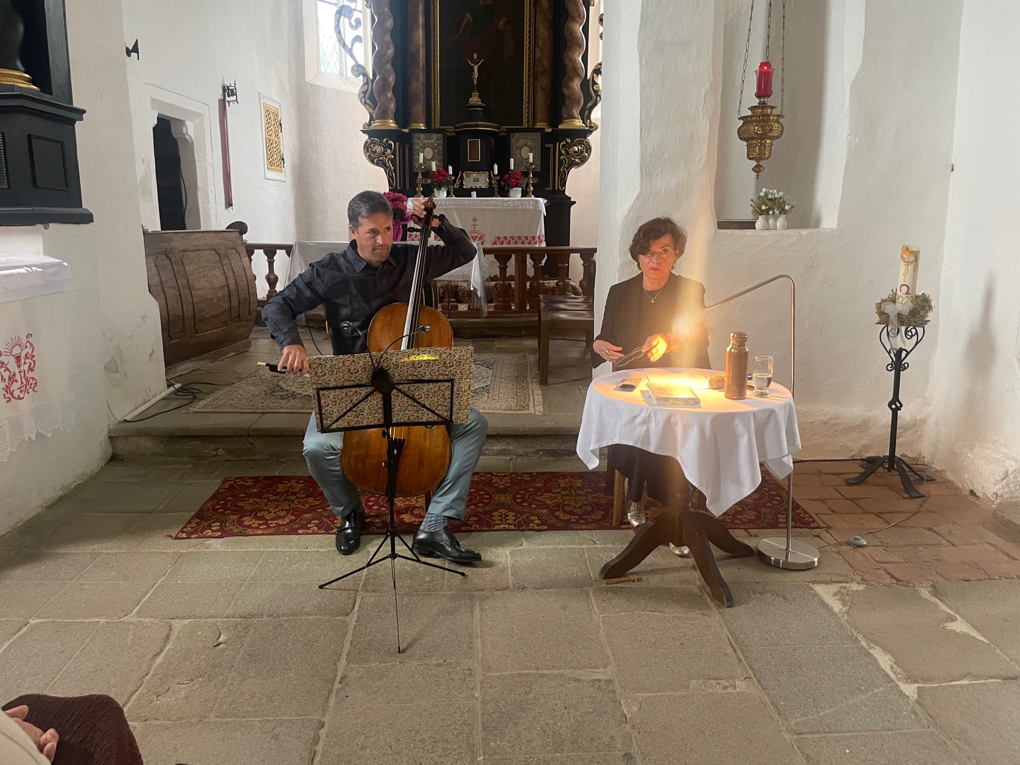Peter Trefflinger und Renata Schmidtkunz in der Filialkirche Altenburg © privat
