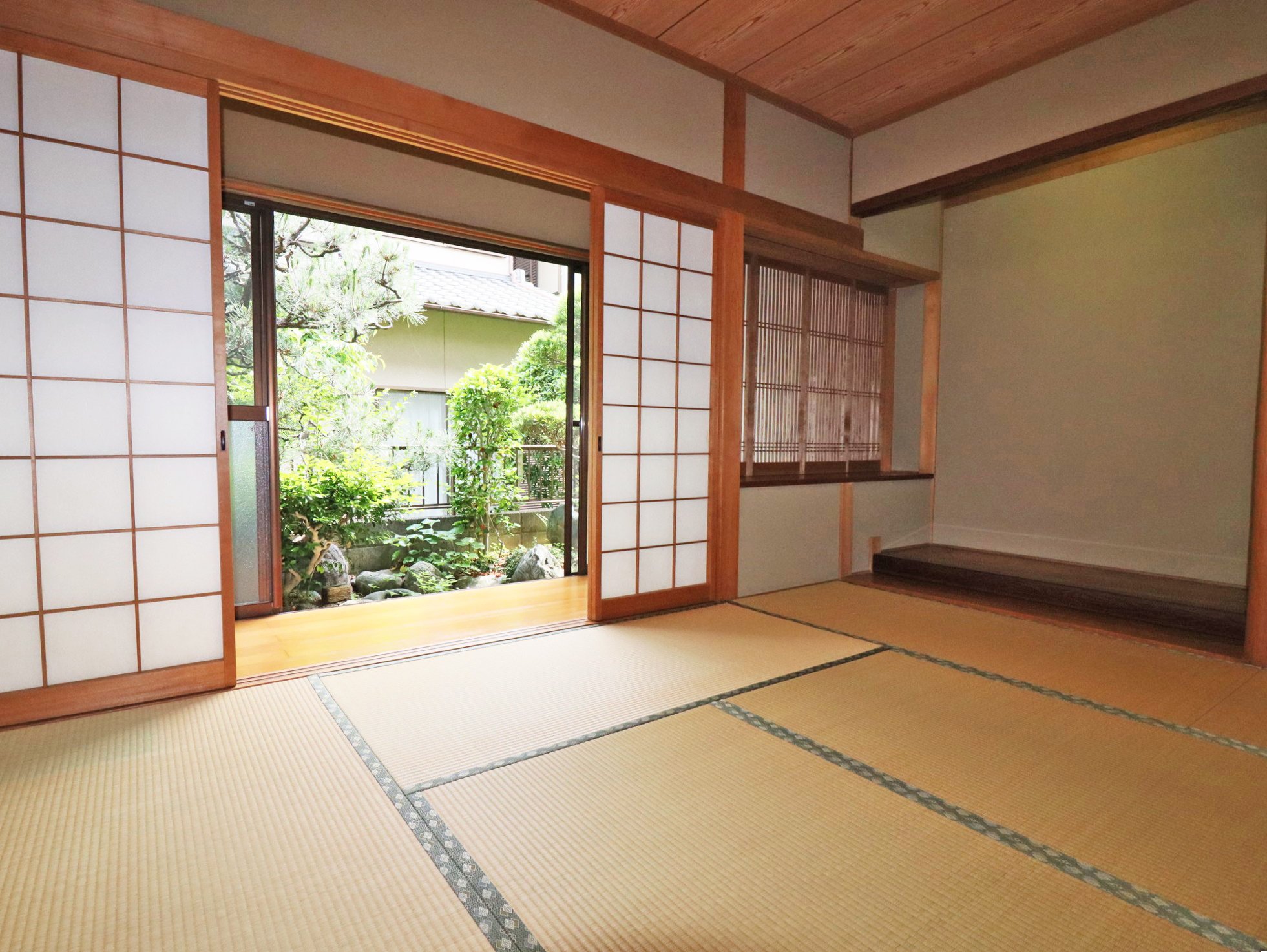 縁側、庭が見えます