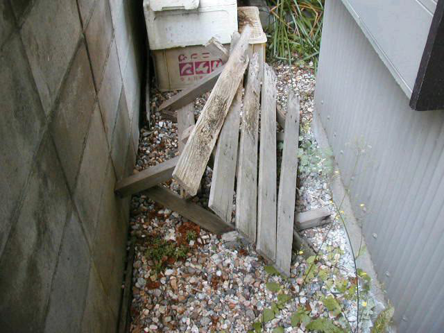 敷地内の材木放置の被害