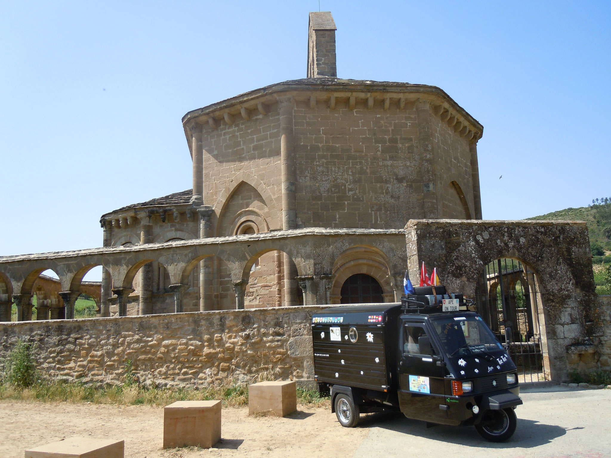 Ape on tour, bei der wunderschönen Iglesia de Santa María de Eunate, Puente la Reina, Spanien
