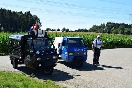 Die Drüradbrüedere auf dem Weg an ein Ape-Treffen