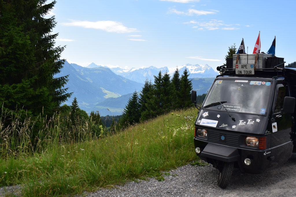 Ape on tour am Glaubenbergpass