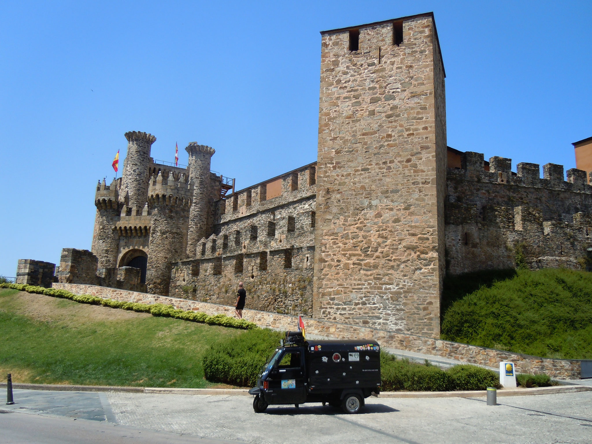 Das Piaggio Wohnmobil, vor der Templerburg von Ponteferrda, Spanien