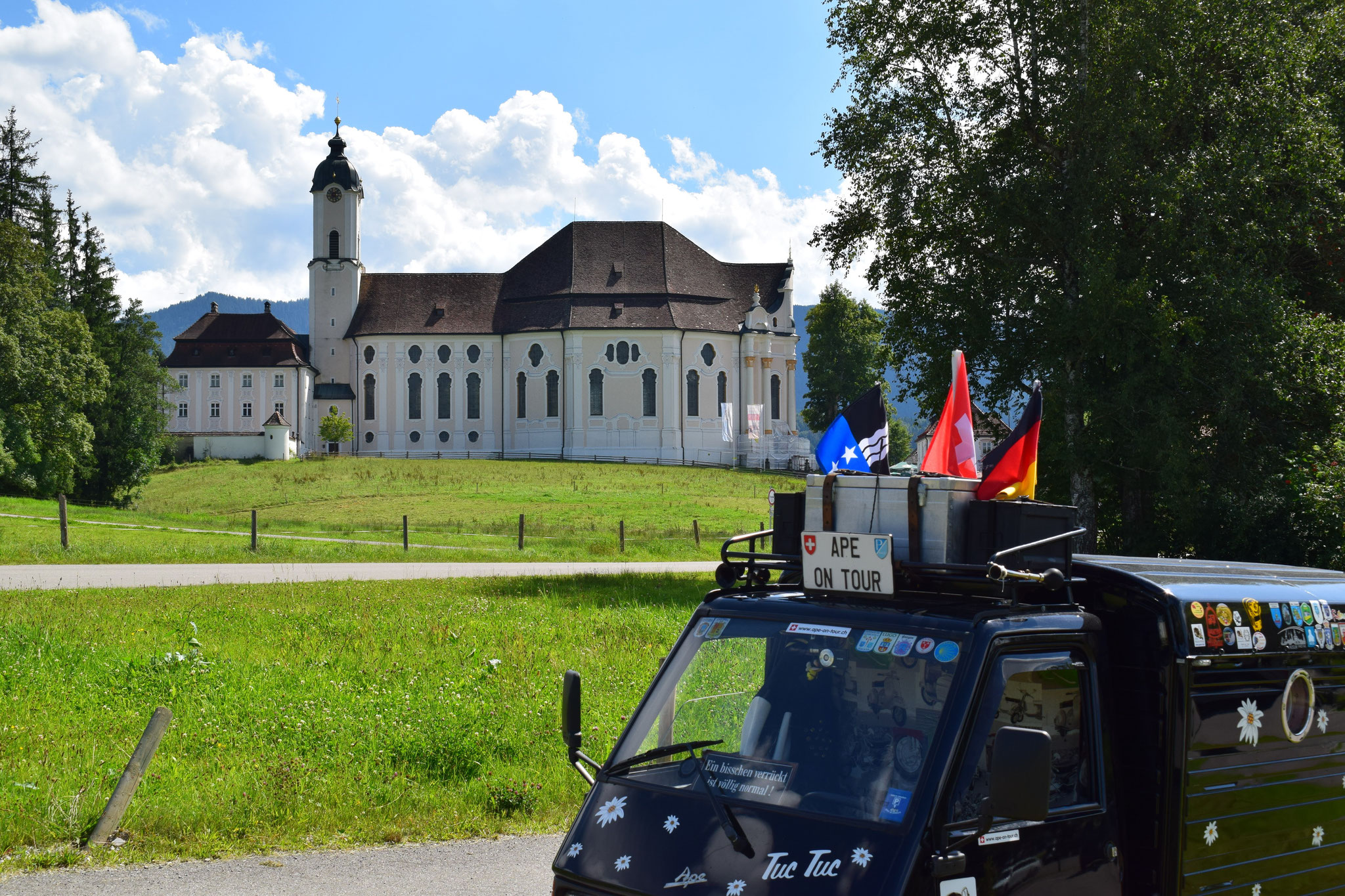 Mein Dreiradreisemobil, bei der Wieskirche in Steingaden.