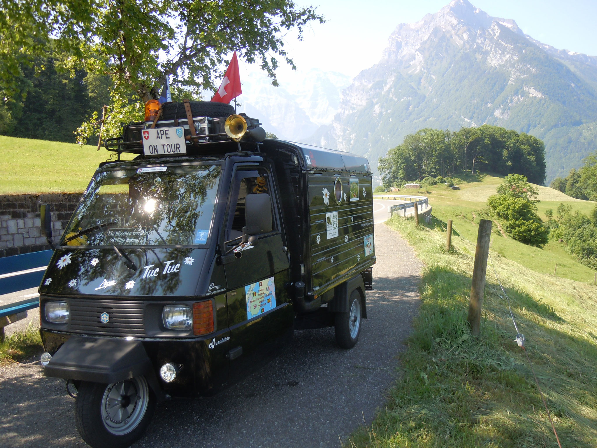 Mit Ape durch die Schweiz, am Kerenzerberg, Schweiz