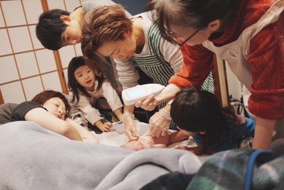 小さな助産師さんにも注目！ 子どもたちがたくさんお手伝いしをてくれました。