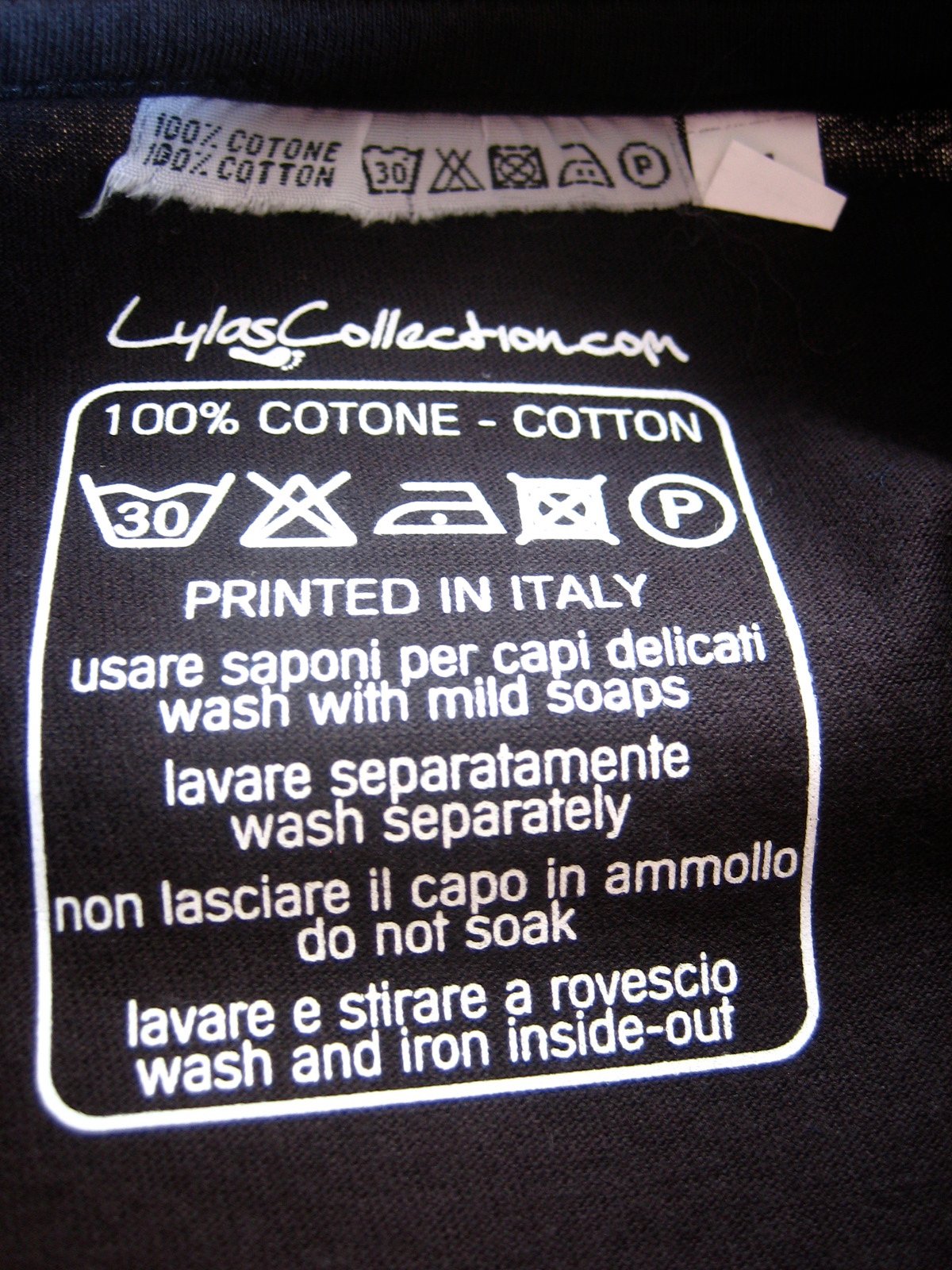 ad un colore per etichette interne ai capi