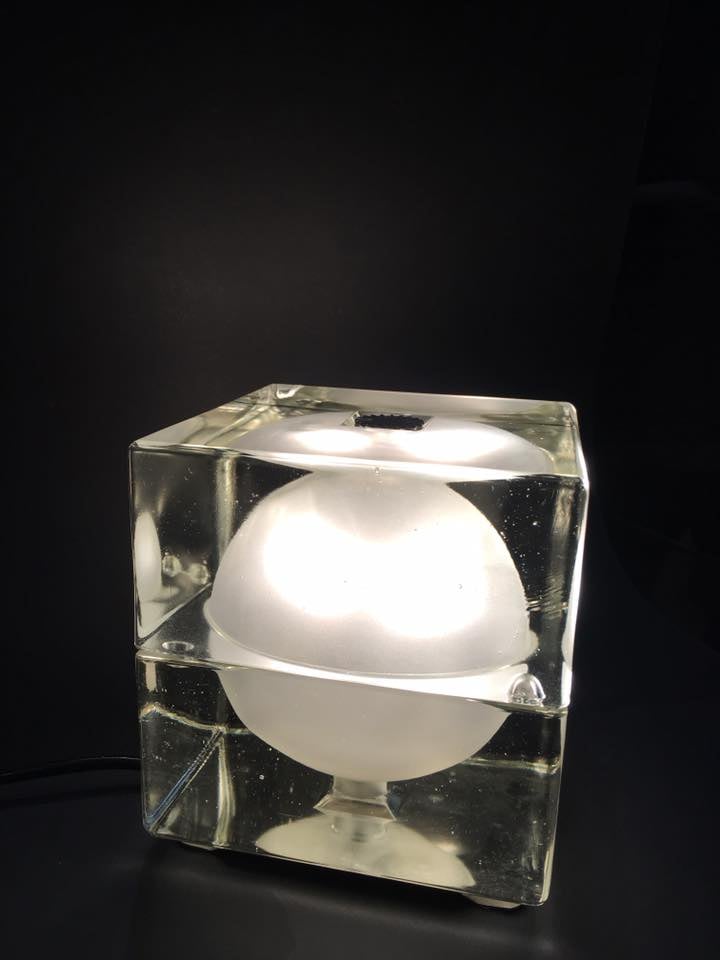 Lampada da tavolo Cubosfera di Alessandro Mendini per Fidenza Vetraria 1969.