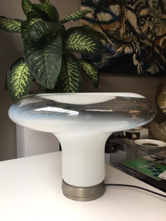 Lampada da tavolo Lesbo di Angelo Mangiarotti.