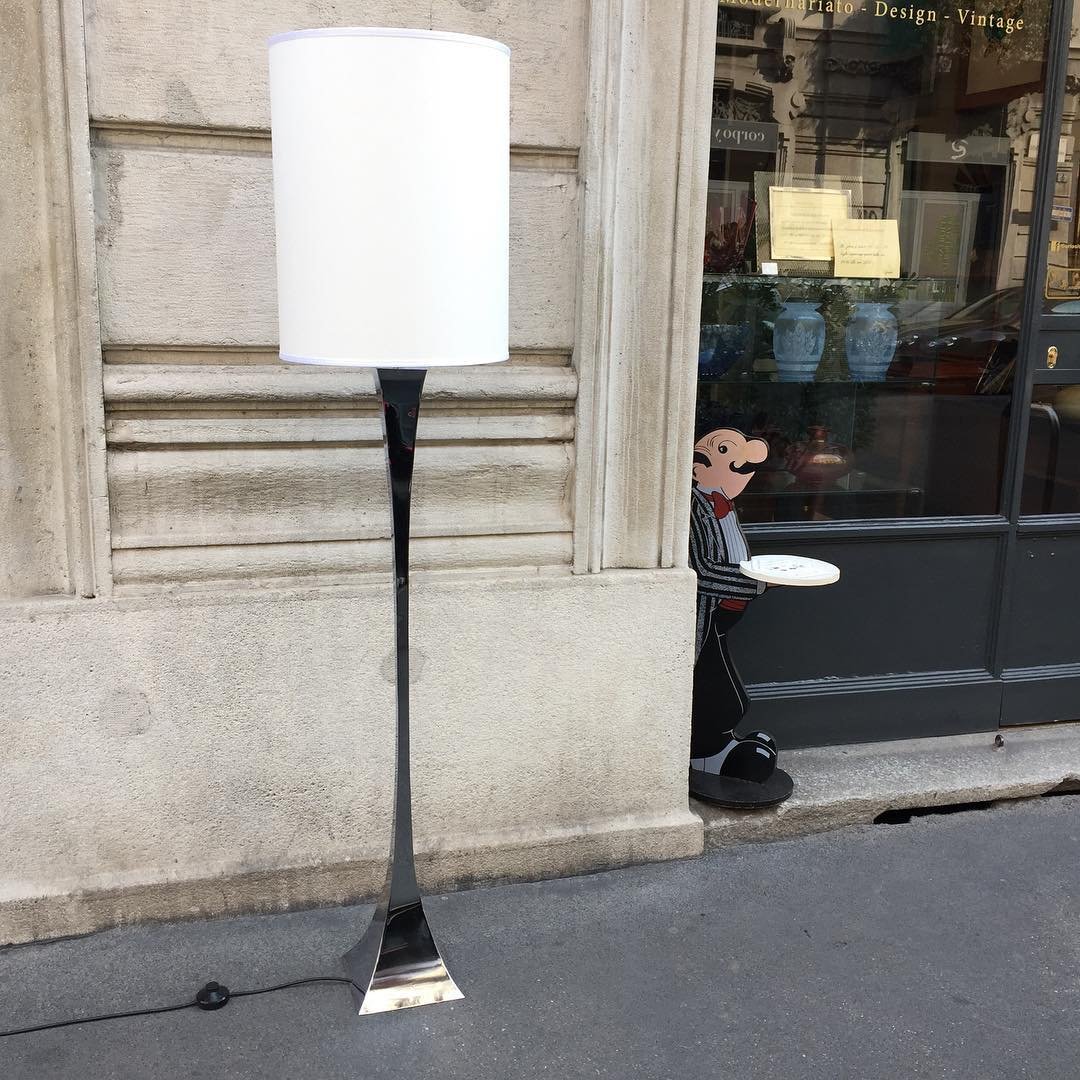 Lampada da terra Piramide A. MONTAGNA GRILLO, A. TONELLO corpo in metallo 1970 