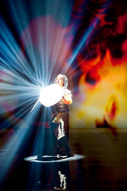 Chérot (Sylvain Paré), avec l'armure en mille miroirs... la vraie!