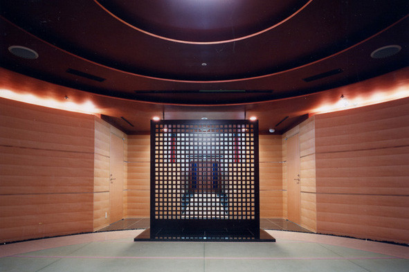 Meditationsraum: Tatami/Naturstein/Holzwerkstoffplatten - Foto © Knauer Architekten