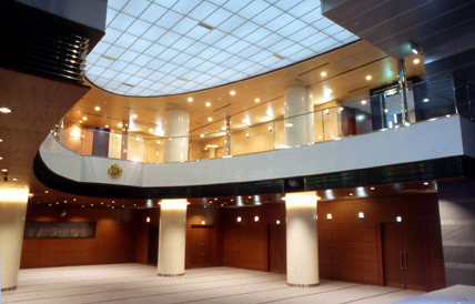 Zweigeschoßiger Veranstaltungssaal mit hinterleuchteter Lichtdecke