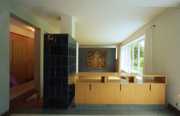 Sideboard aus Holzwerkstoffplatten als Absturzsicherung zwischen Essplatz und Wohnbereich - Foto © H. Schild