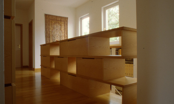Sideboard aus Holzwerkstoffplatten furniert (Eiche) als Absturzsicherung - Foto © H. Schild