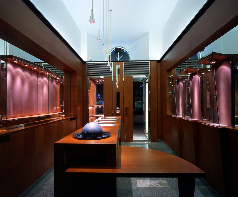 Innenansicht Blickrichtung Eingang: Im Verkaufspult integrierte Steinkugel zur Luftbefeuchtung - Foto © G. Zugmann