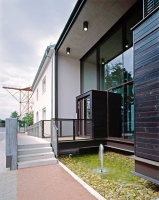 Eingangsbrücke über Wassergarten; Foto © G. Zugmann