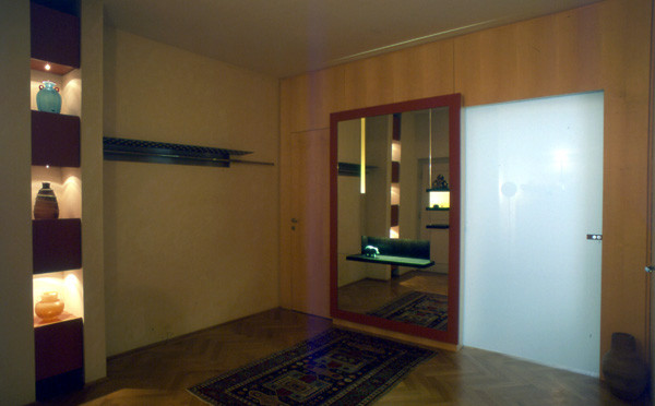 Vorraum mit Wandschrank und Garderobe