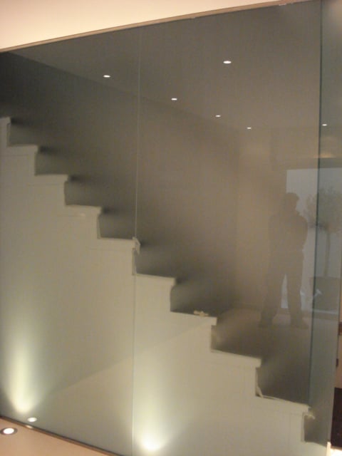 γυάλινες σκάλες εσωτερικού χώρου, γυάλινη σκάλα, γυάλινα κάγκελα σκάλας, σκάλα από γυαλί. γυαλί σε σκάλα, τζάμι σε σκάλα, σκάλες εισόδου με γυαλί, τζάμι σε σκάλες, σκάλες τζαμένιες αργυρούπολη ελληνικό, τερψιθέα, καλλιθέα, δάφνη, άγιος δημήτριος,