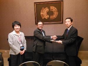 技術集謹呈 貴島公使 エネ鉱省局長、平井常務理事