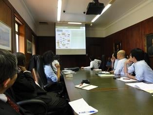 製糖工場でのミーティング