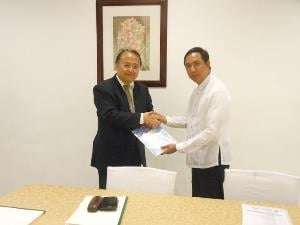 天野次席公使がペティ ラ大臣に技術集を 手交