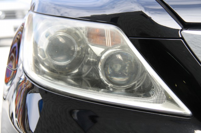 長年の劣化で、ヘッドライトがどんより曇ってしまってます。
