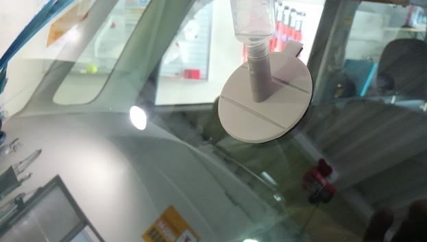 異物除去の後、専用の液体をしみこませます。