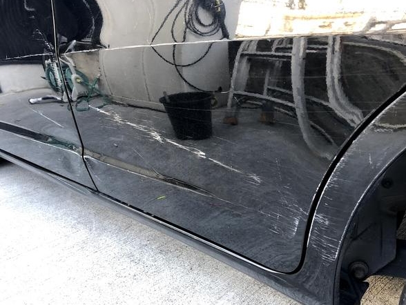 リアドアには大きな凹み、ダメージが。