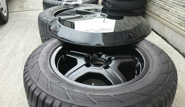 ホイールカバーは純正色で再塗装。