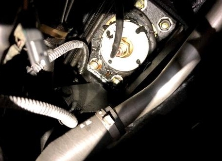 サスペンションをばらしショックだけを取り外します。