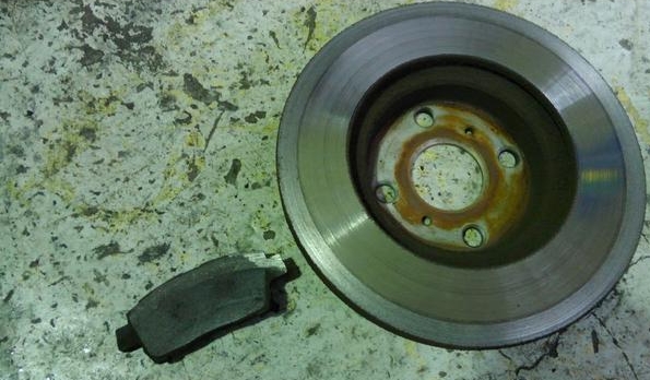 外周部分が色が変わり削れていることが確認できます。