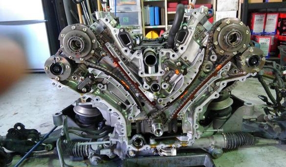 エンジンを降ろし作業中です。