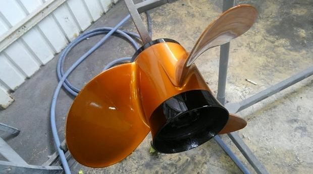 プロペラも補修後再塗装しております。