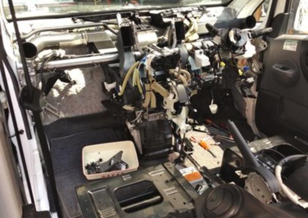 エバポレーター交換のためにダッシュボードを撤去しております。