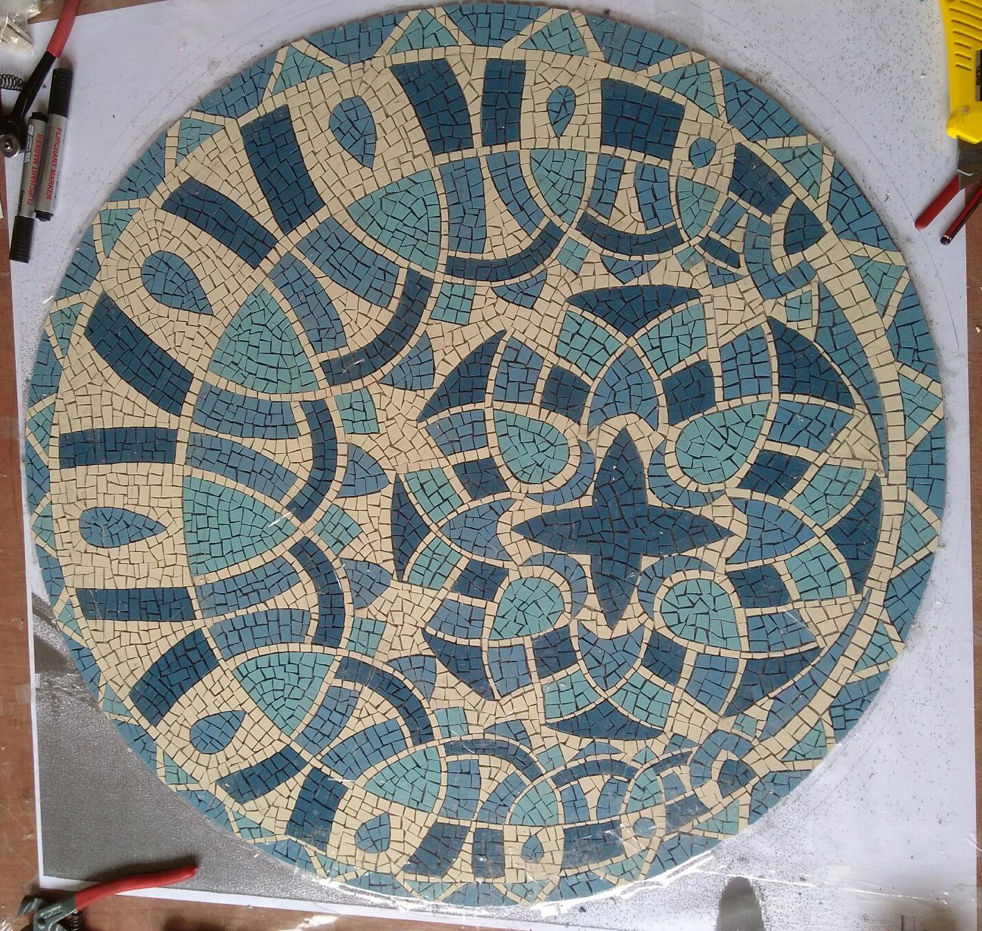 Martine du 40 a fini sa table mandala en grès cérame,